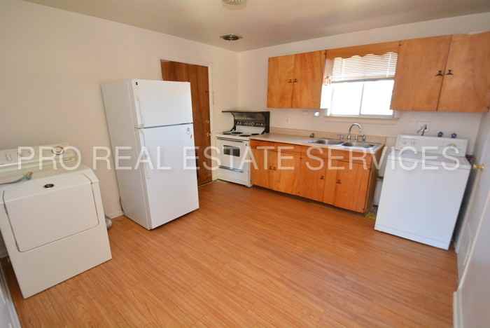 621 Gardenia Ct - Photo 3 of 7