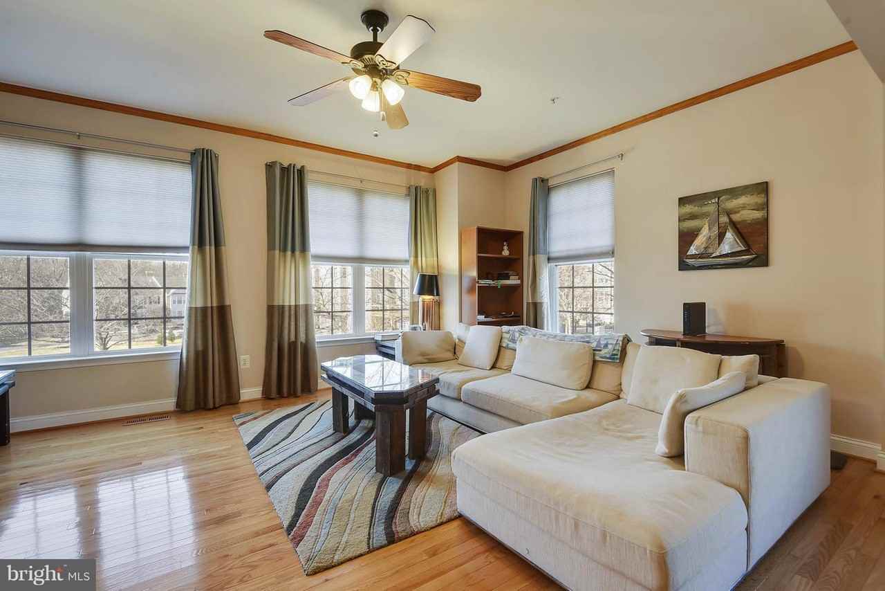 872 Stonehurst Dr - Photo 2 of 27