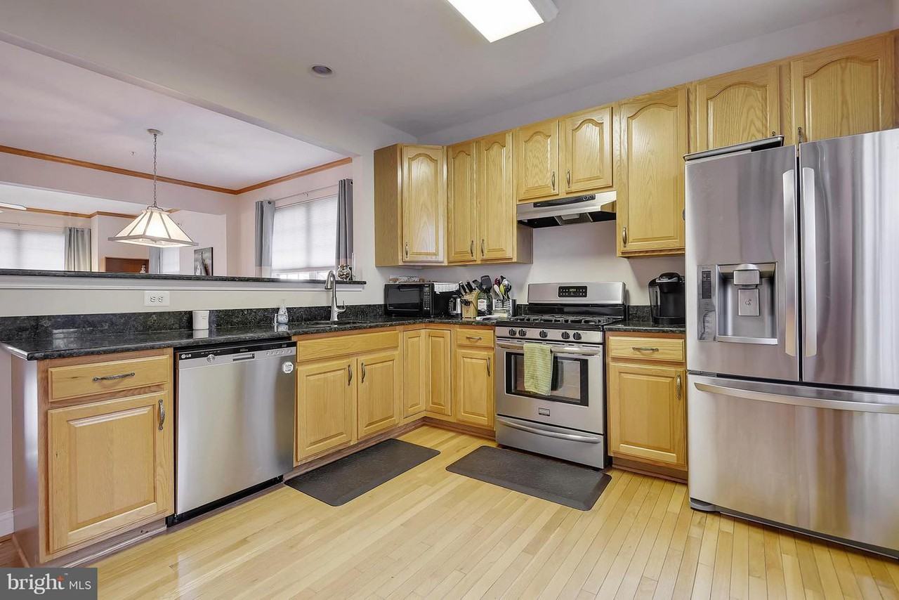 872 Stonehurst Dr - Photo 3 of 27