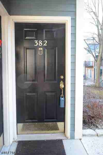 382 Cambridge Dr - Photo 2 of 7