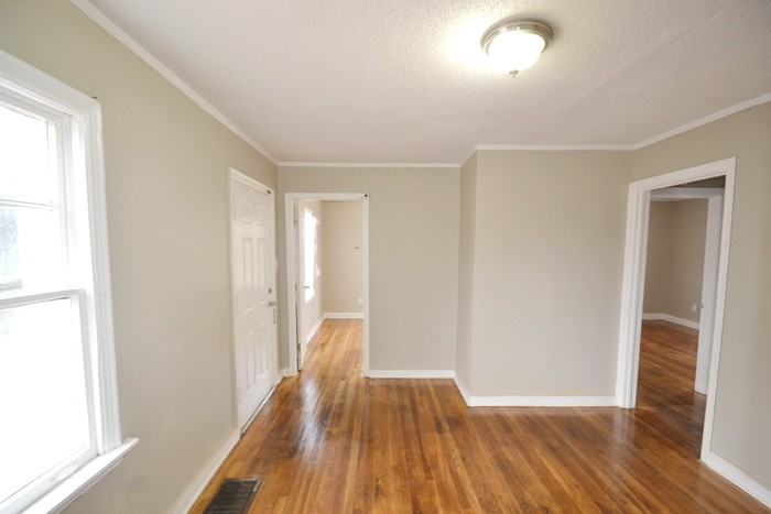 3084 Sharpe Ave - Photo 2 of 14