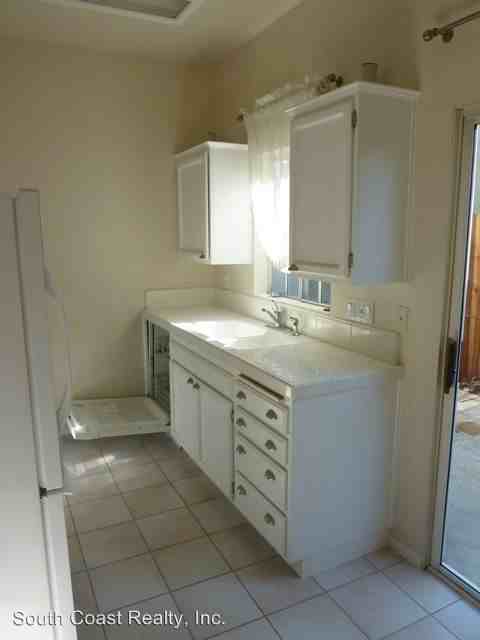 231 Mathilda Dr - Photo 2 of 7