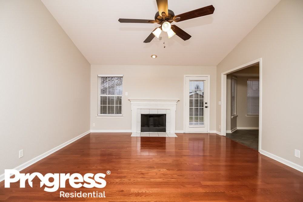 805 Winchester Close - Photo 3 of 16