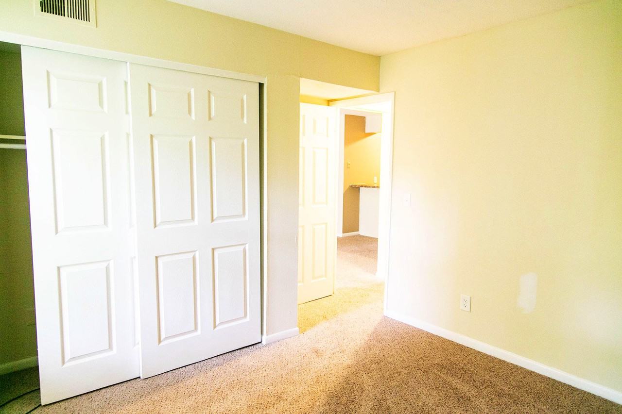 Princeton Square Apartments - Photo 2 of 10