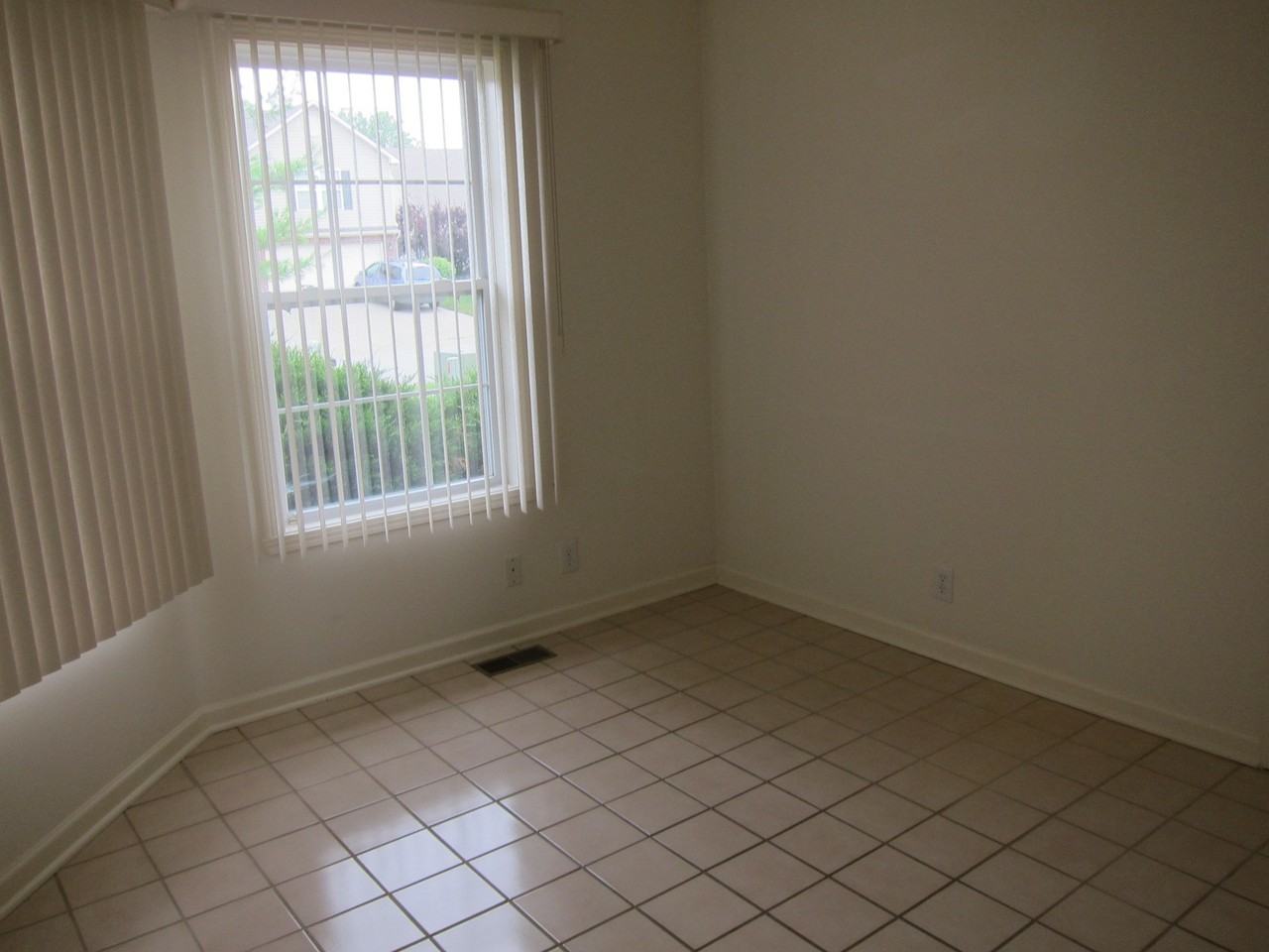 8129 Clubside Way - Photo 3 of 32