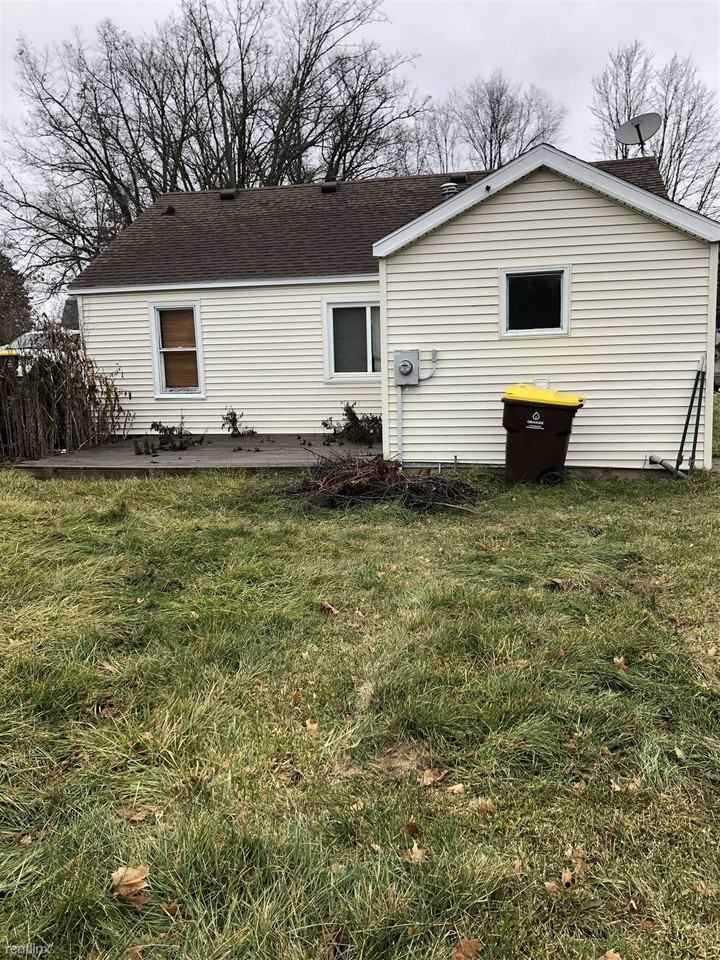 955 W Grand River Ave - Photo 2 of 10