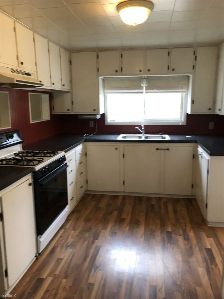 955 W Grand River Ave - Photo 3 of 10