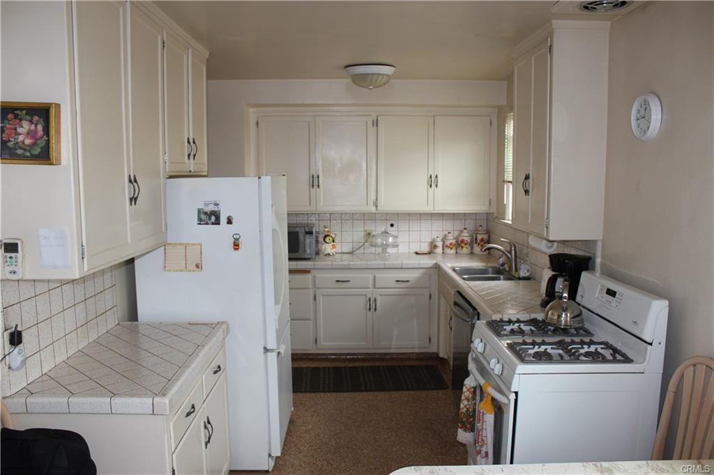 9552 Mina Ave - Photo 3 of 9