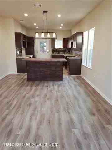 720 Davis Ave - Photo 3 of 9