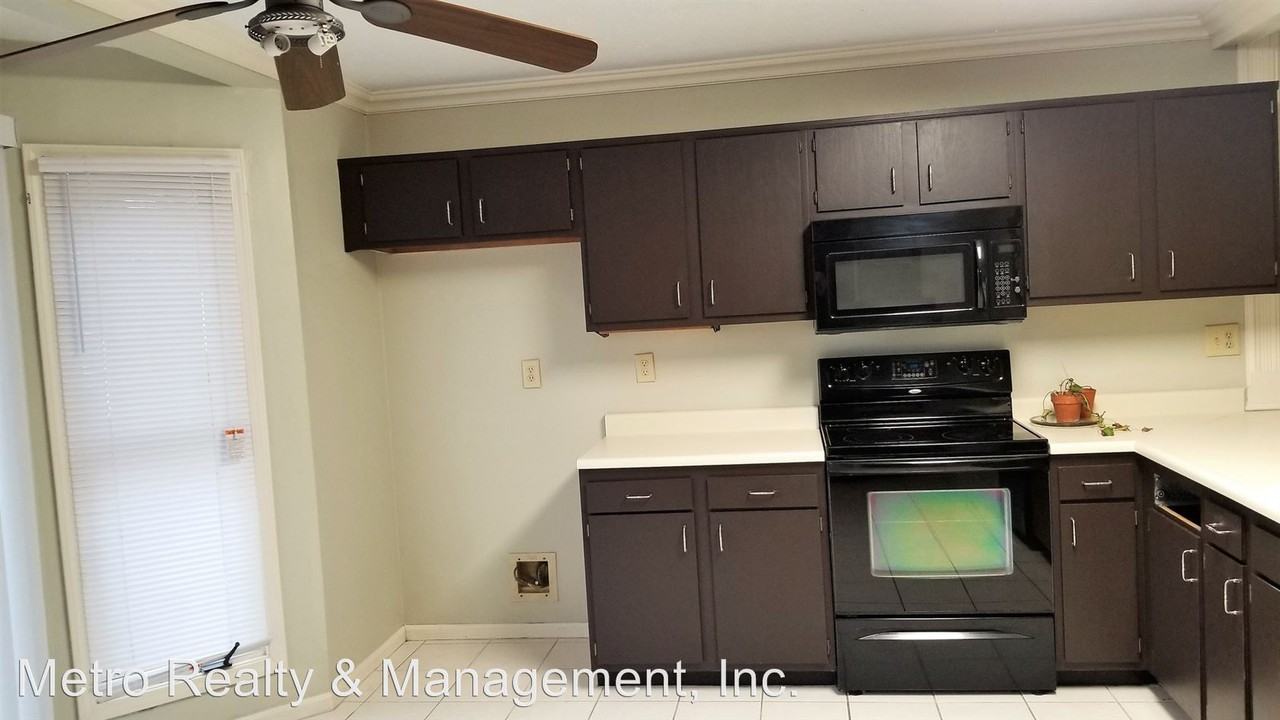 1030 Club Dr - Photo 3 of 37