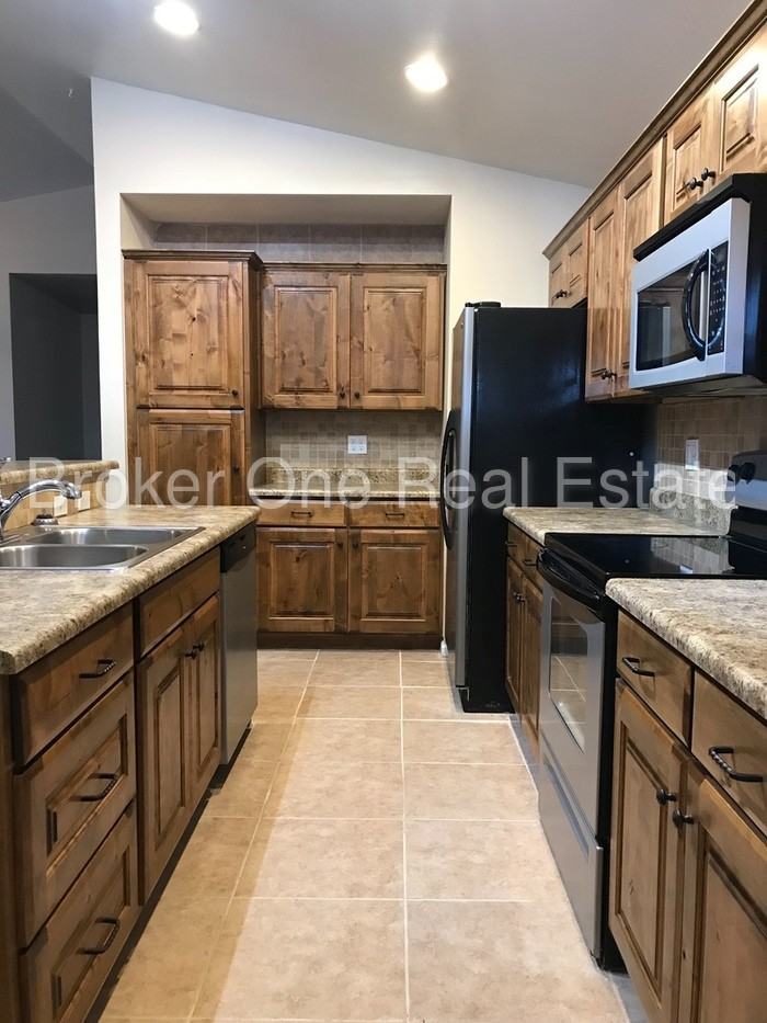 2111 Silvertip St - Photo 3 of 20