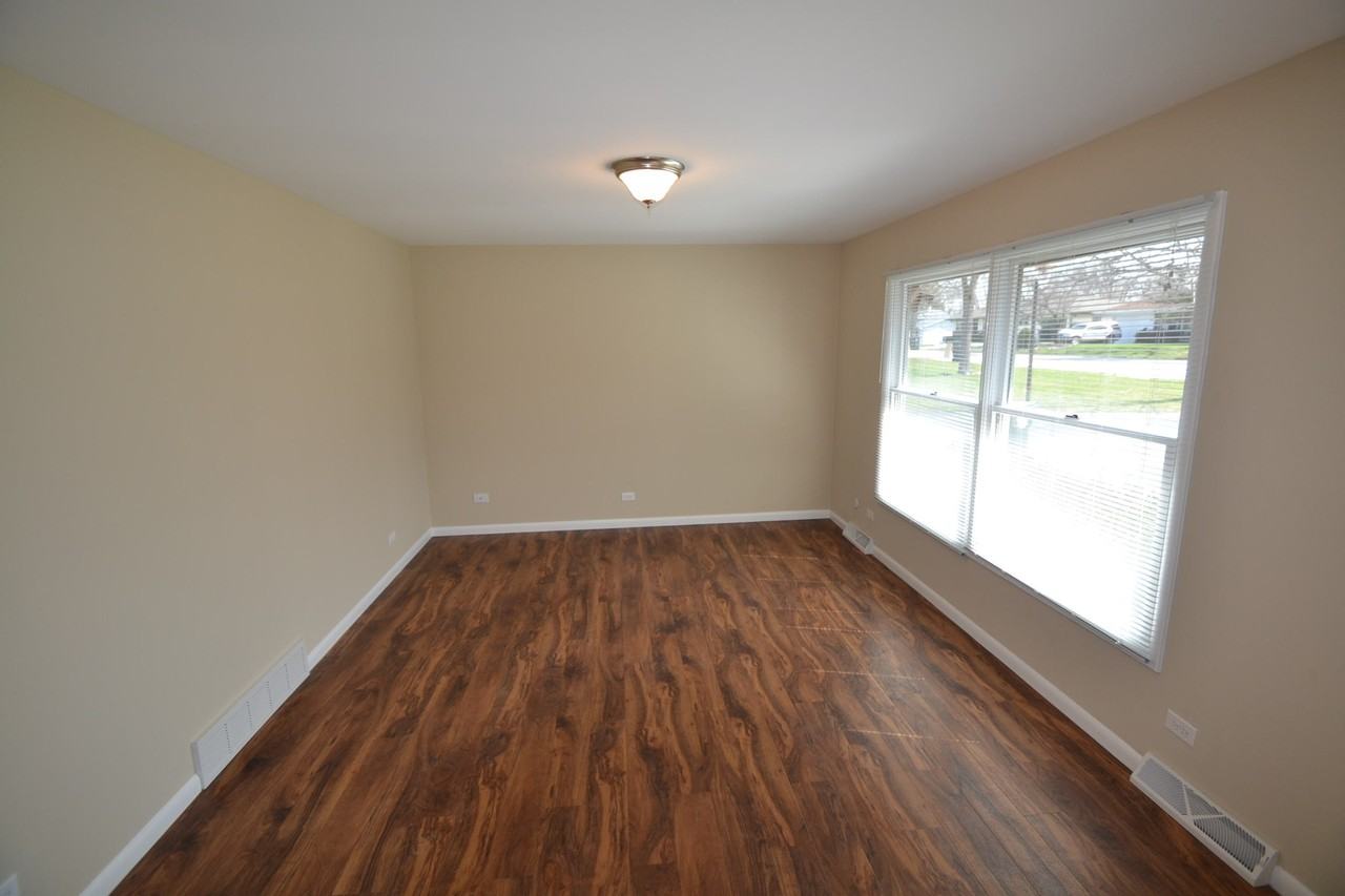 2120 Burr Oak Ln - Photo 2 of 10
