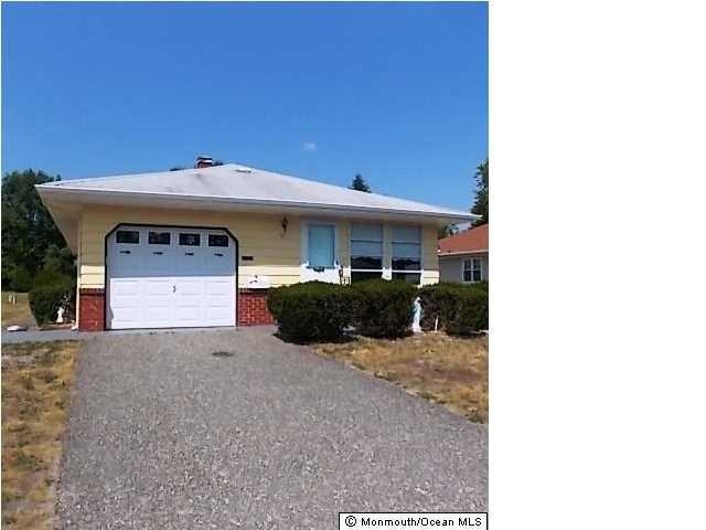 11 Martinique Dr - Photo 2 of 8