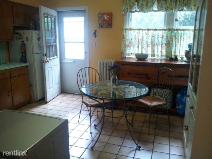 Nice 1 Bedroom Apartment on 1st Fl in Private Home - W/D Hookup - Pets - Parking - Rye - Photo 3 of 6
