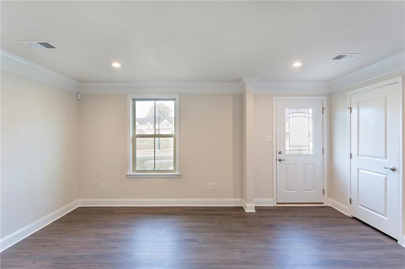 501 Fairmont Drive - Photo 3 of 25