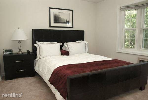 Spacious 2 Bedroom Townhome - Washer Dryer in Unit - Parking Included - Tarrytown - Photo 3 of 4