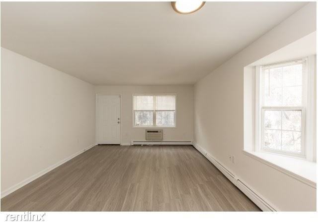 Beautiful 2 Bed, 1.5 Bath Apartment in Garden Complex - Pets Welcome - Parking - Elmsford - Photo 3 of 4