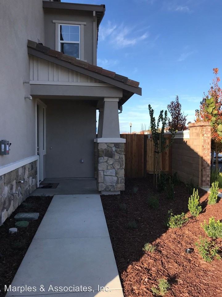 739 Jennifer St - Photo 3 of 35