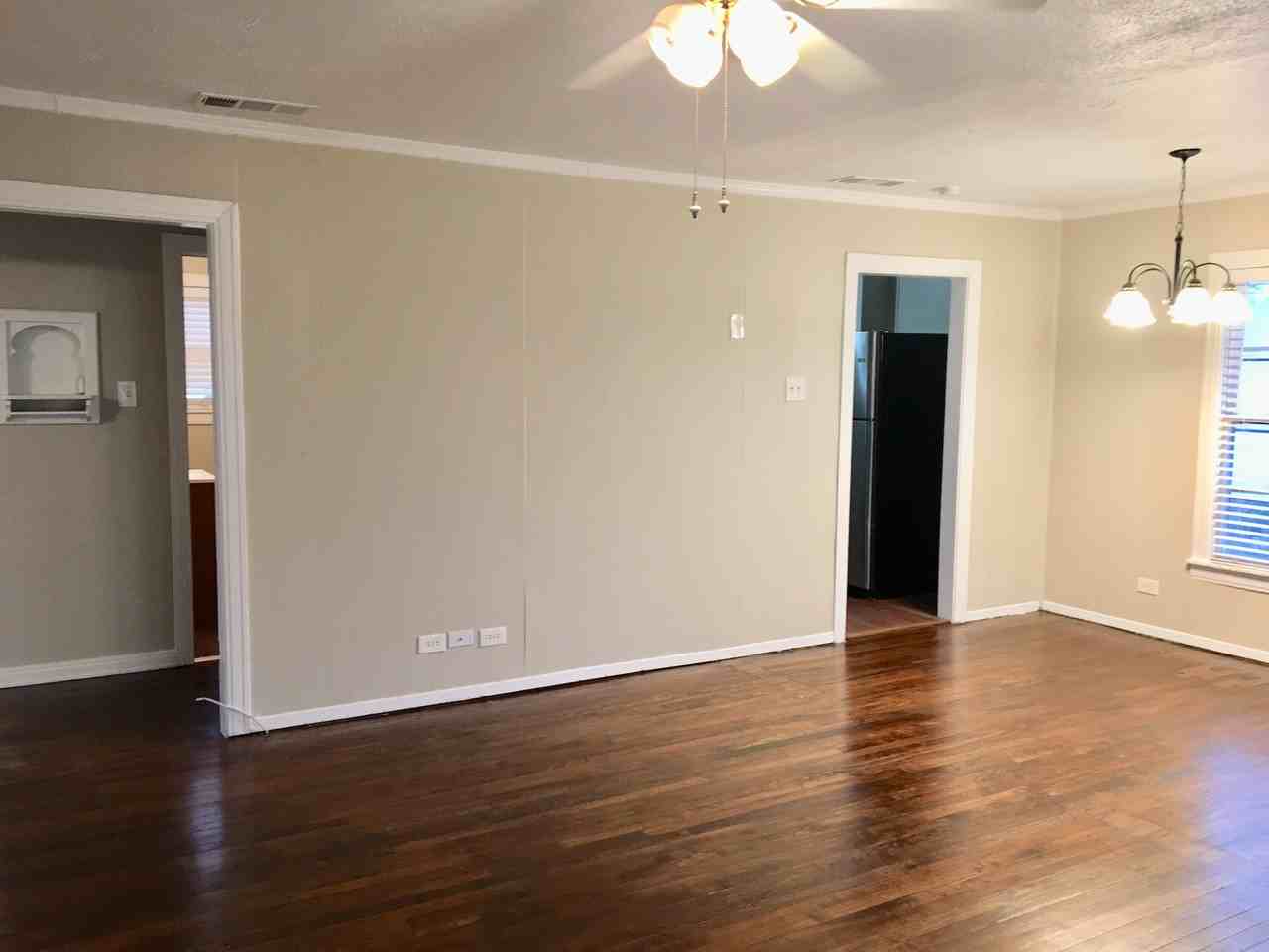 425 ⛉ South Locust Street - Photo 3 of 9