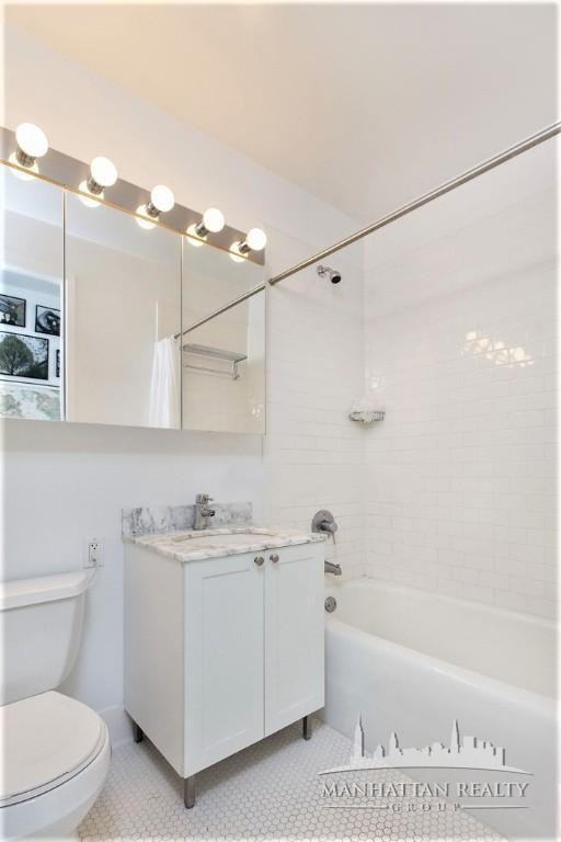 W 37th St #212 - Photo 2 of 6