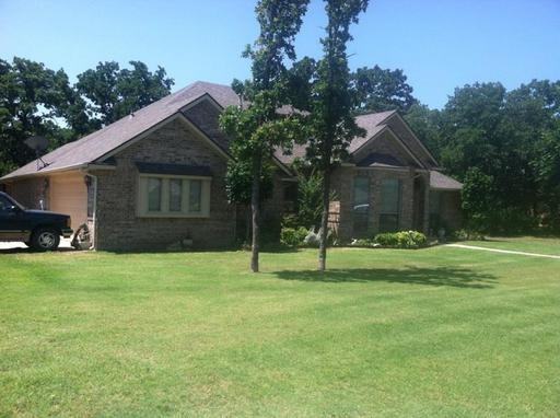 1042 Hidden Oaks Dr - Photo 2 of 4