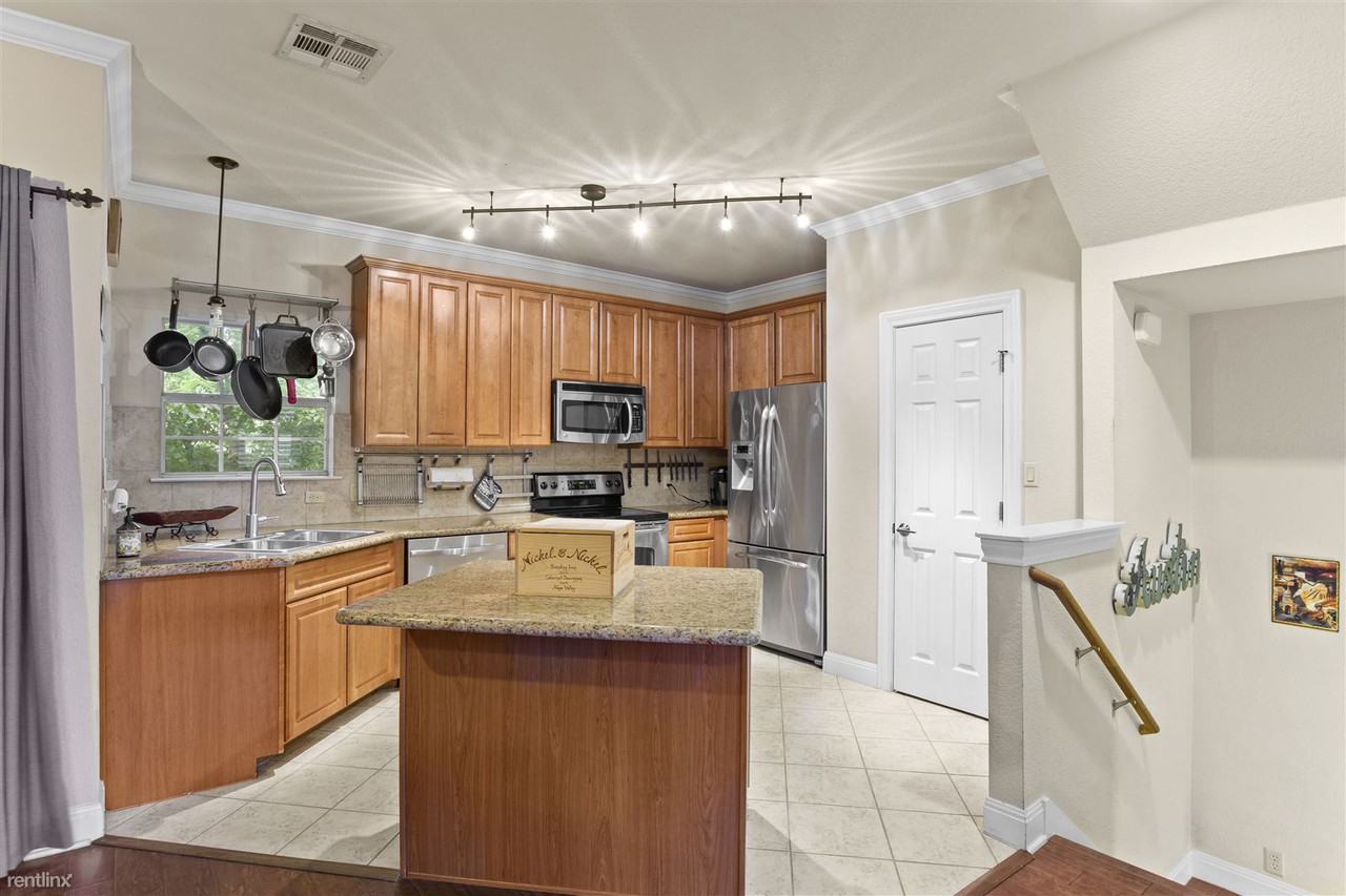 1402 Parker Ln - Photo 2 of 9