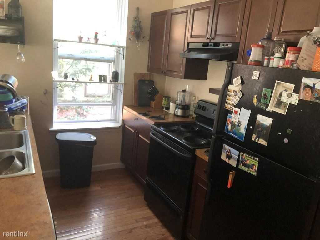 1007 Farragut St #2 - Photo 3 of 9