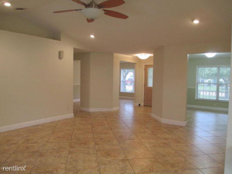 445 Brown Ave - Photo 2 of 13