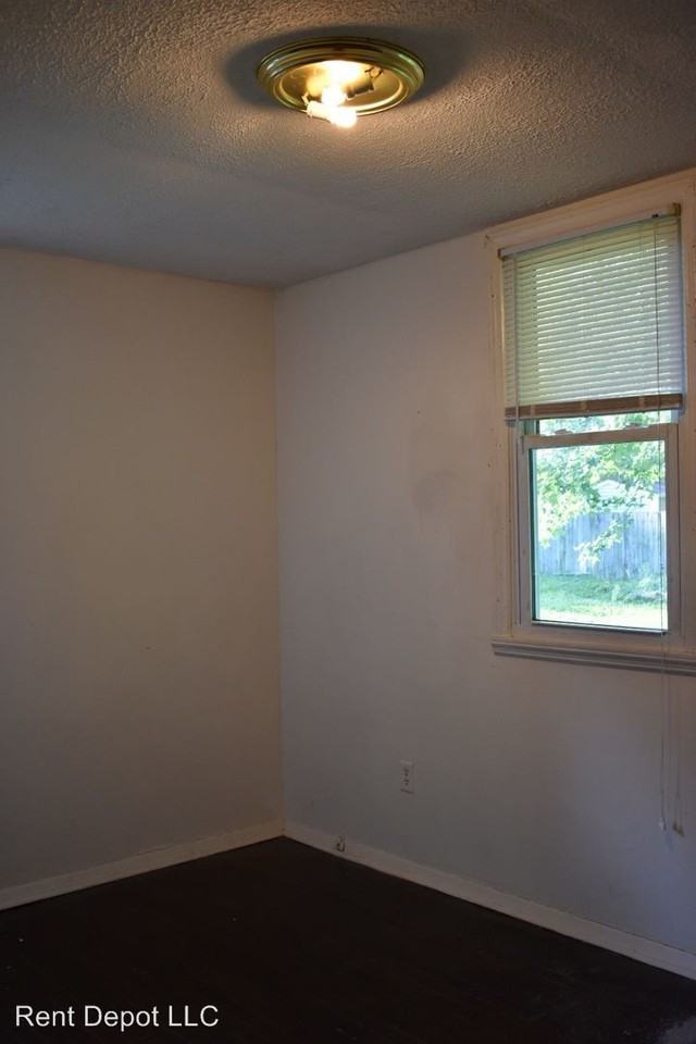 1621 Rheinhardt Ave - Photo 2 of 4