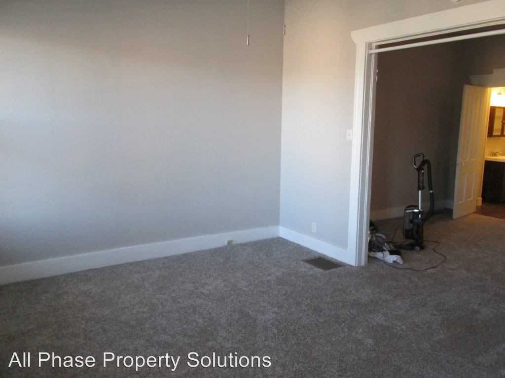 1002 York St - Photo 2 of 12