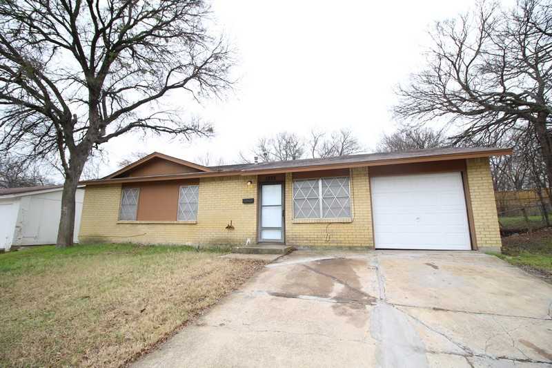 1232 Greenbrier Dr - Photo 2 of 19