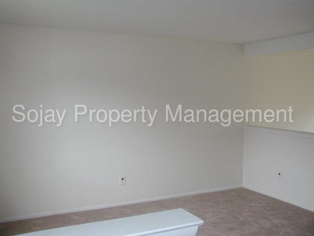 111 Presidential Dr - Photo 2 of 11