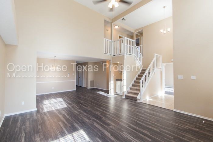 997 Downey Dr - Photo 2 of 10
