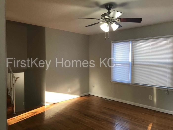 11907 Fremont Ave - Photo 2 of 15