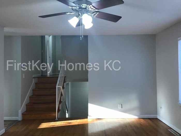 11907 Fremont Ave - Photo 3 of 15