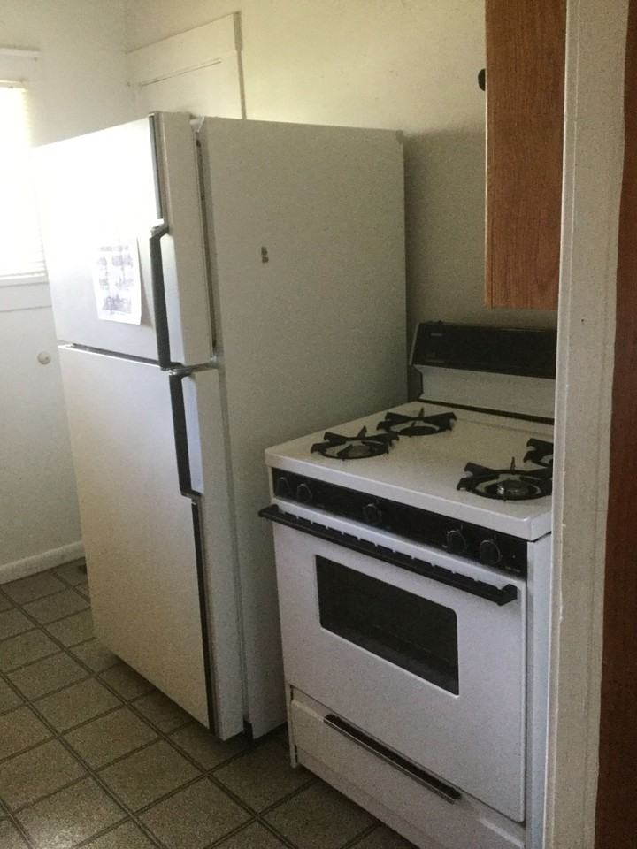 440 W 6th St - Photo 2 of 9