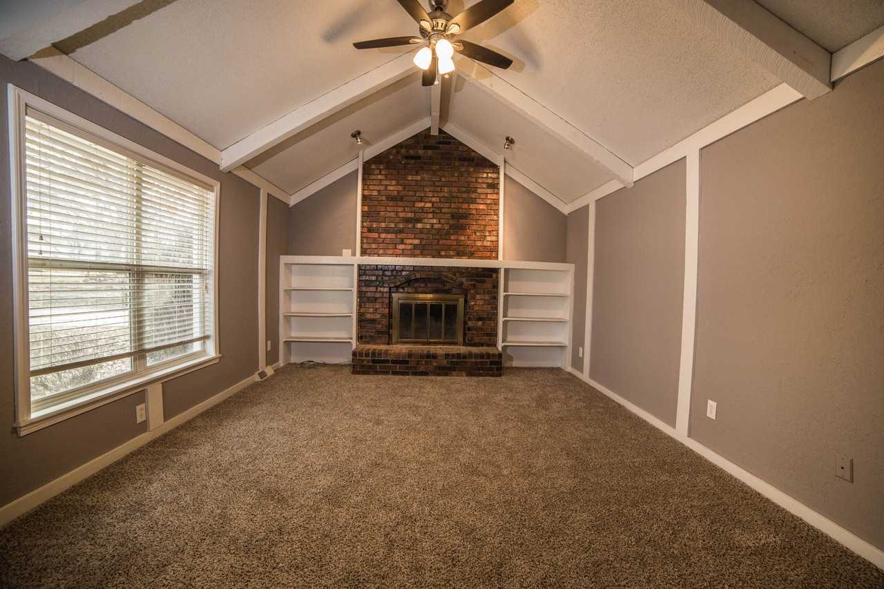 406 NE Colonial Ct - Photo 2 of 17