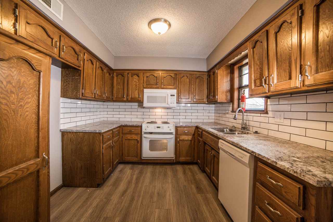 406 NE Colonial Ct - Photo 3 of 17