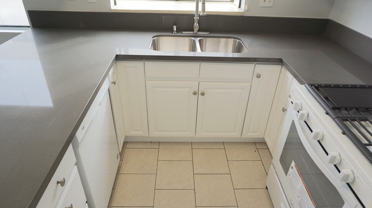 18016 River Cir - Photo 2 of 50