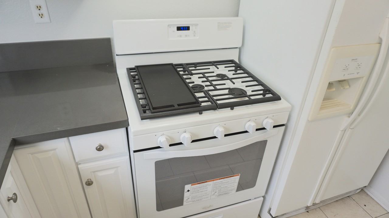 18016 River Cir - Photo 3 of 50