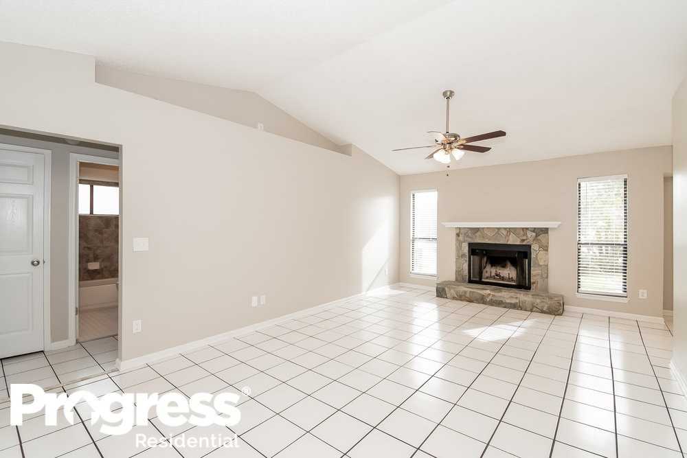 587 Radnor Ln - Photo 3 of 20