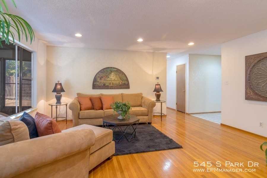 545 S Park Dr - Photo 2 of 10