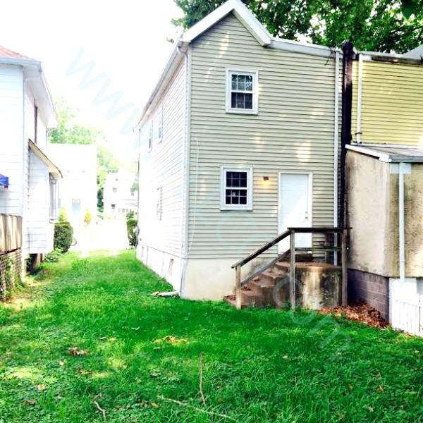 1027 W Jackson St - Photo 3 of 9