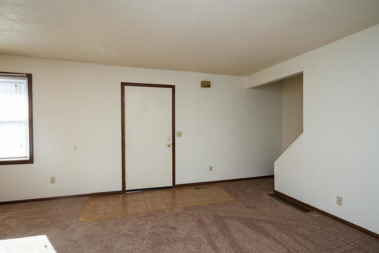 2232 Nuttman Ave - Photo 3 of 11