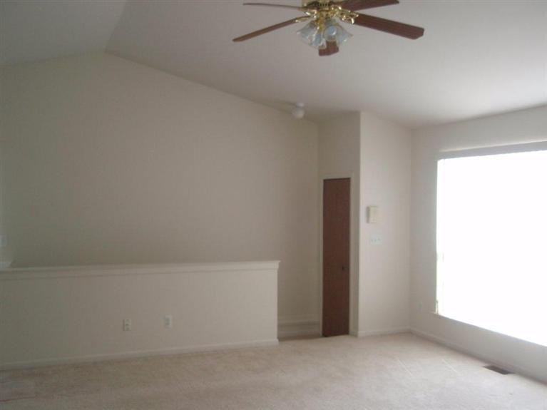 122 Commons Cir - Photo 3 of 8