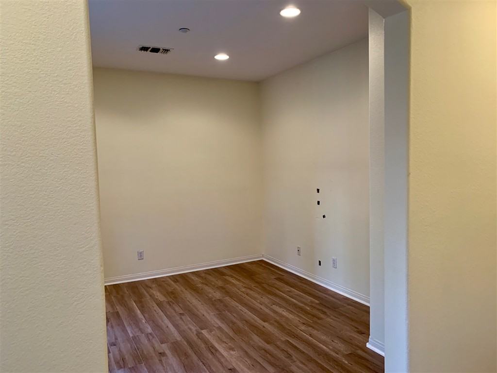 2220 Huntington Point Rd - Photo 2 of 17