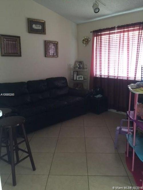 1063 Coral Club Dr - Photo 3 of 4