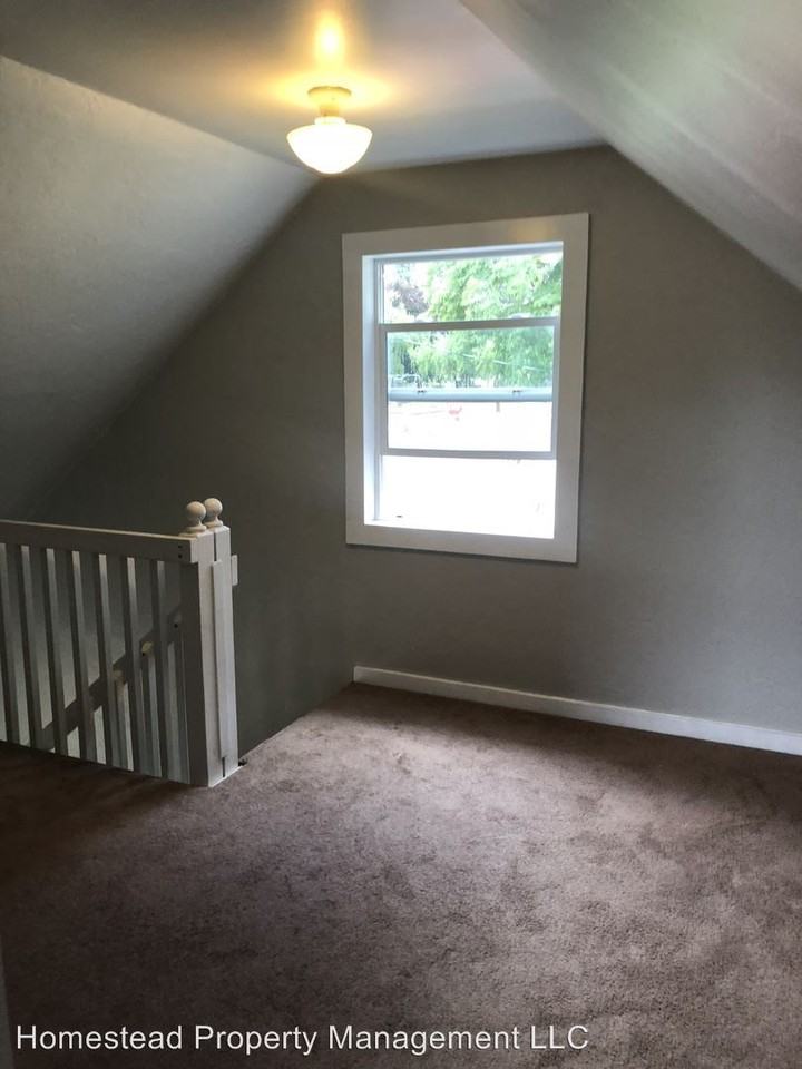 560 SW Birch St - Photo 3 of 11