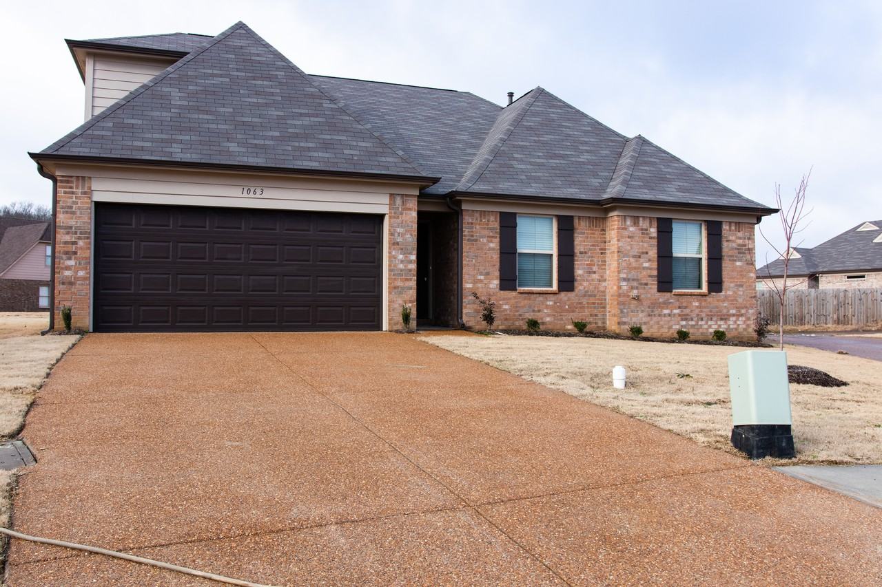 1063 Darren Cir W