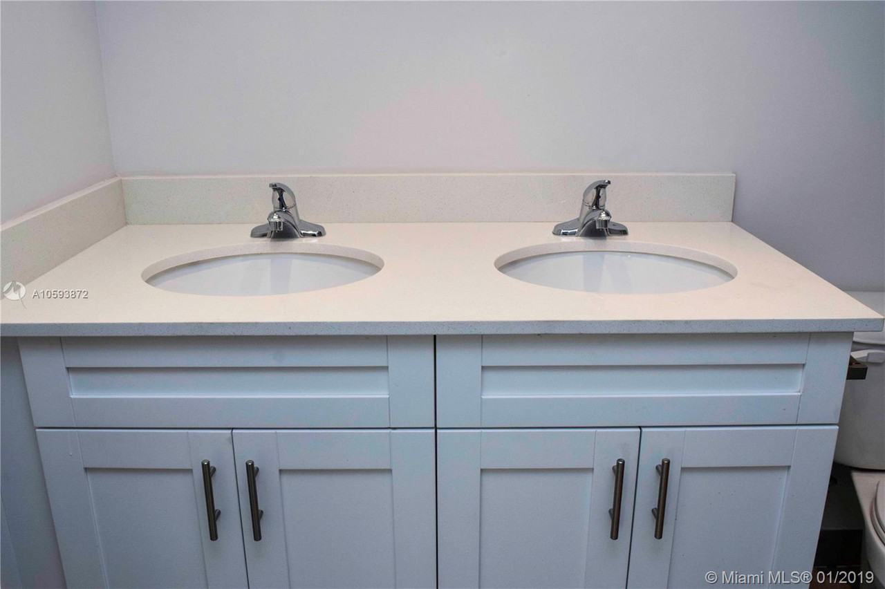 1010 North 18th Court #C - Photo 2 of 4